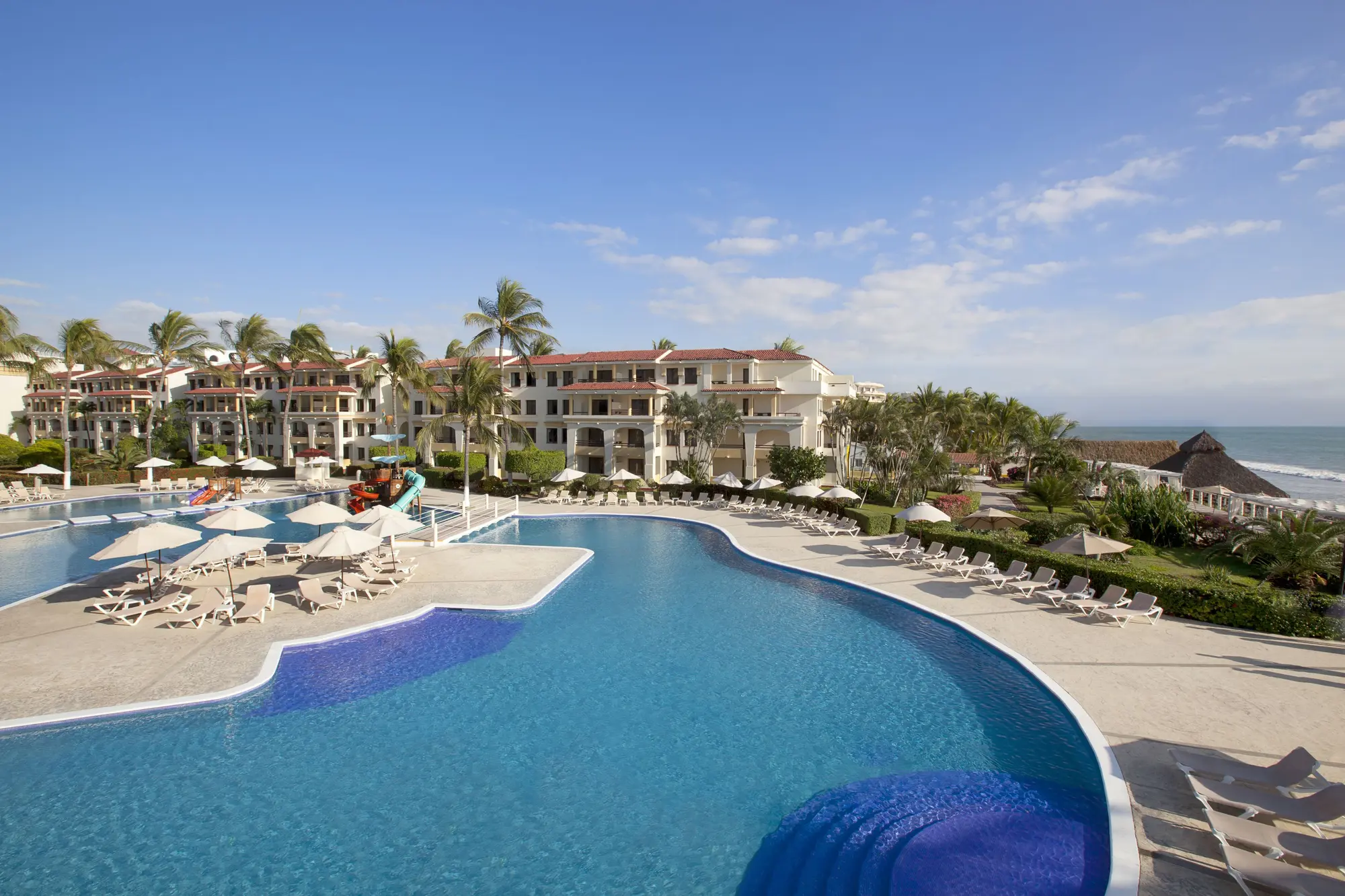 Vista de la alberca y el hotel Samba Vallarta