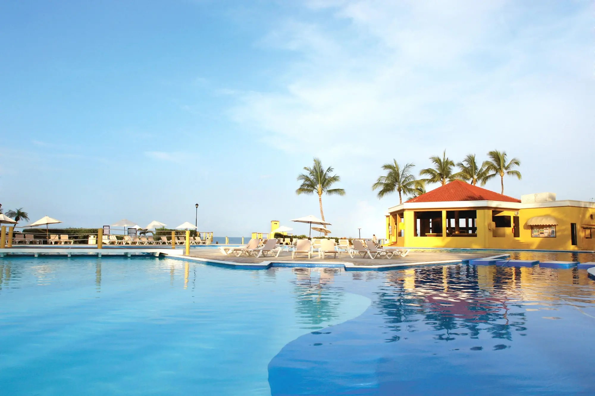Alberca de Samba Vallarta junto al mar