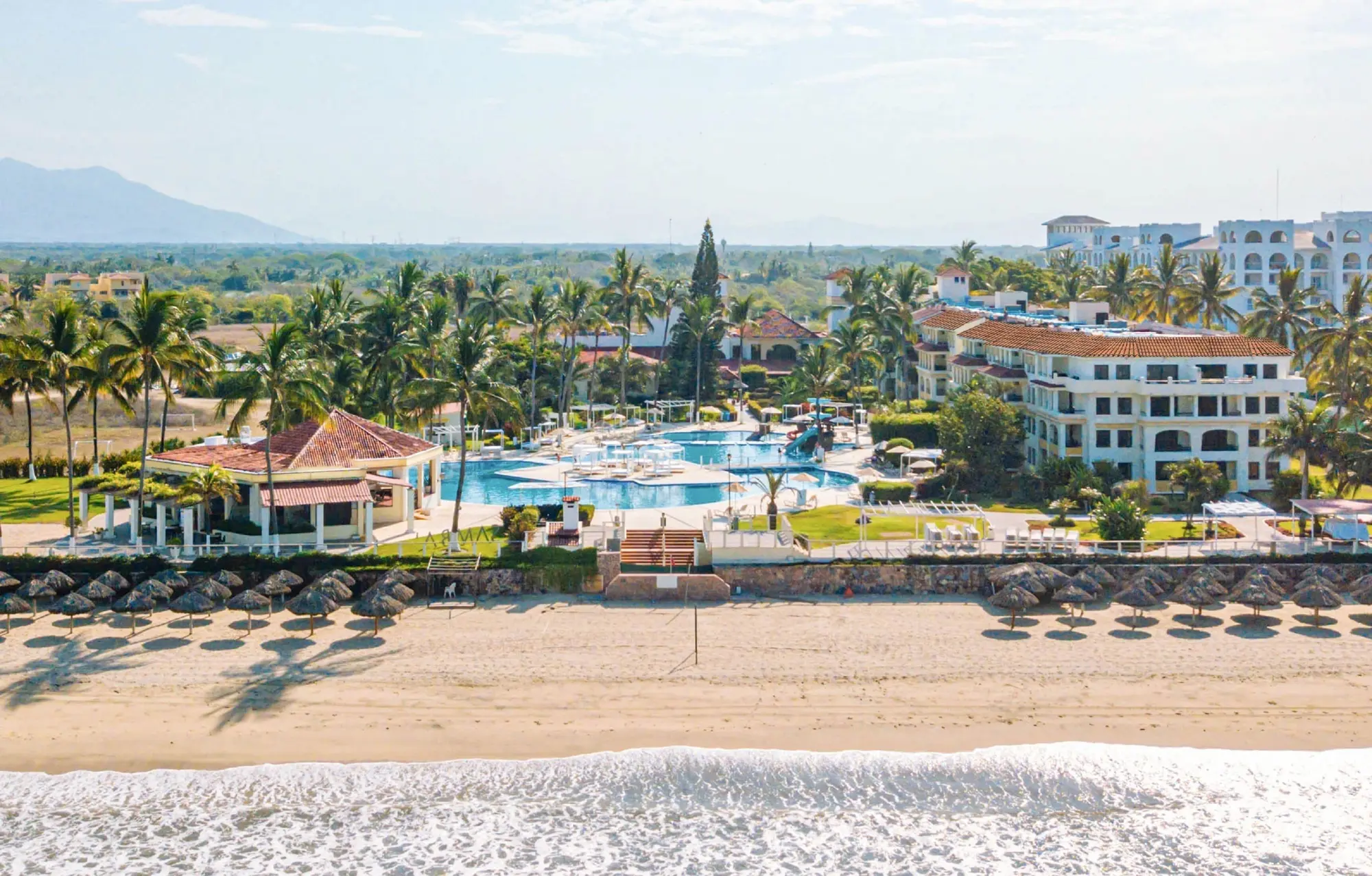 Vista aérea del hotel Samba Vallarta frente al mar en Nuevo Vallarta